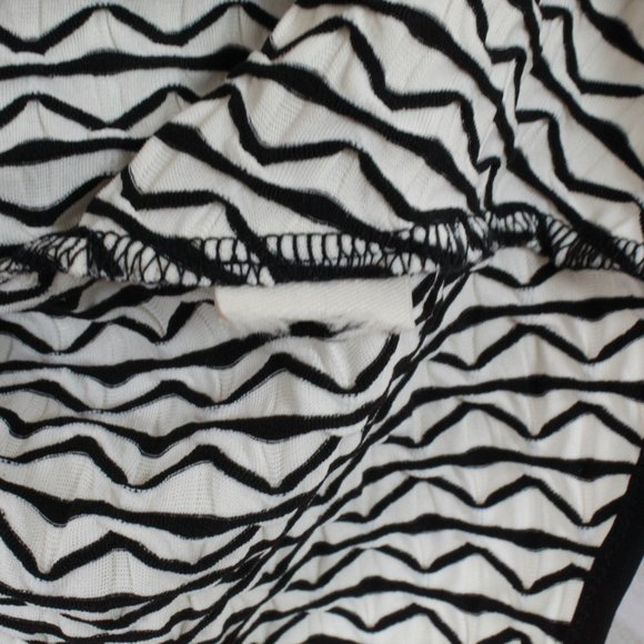 ECI New York Black Printed Cap Sleeves Keyhole Scoop Neck Blouse Top - Picture 7 of 9